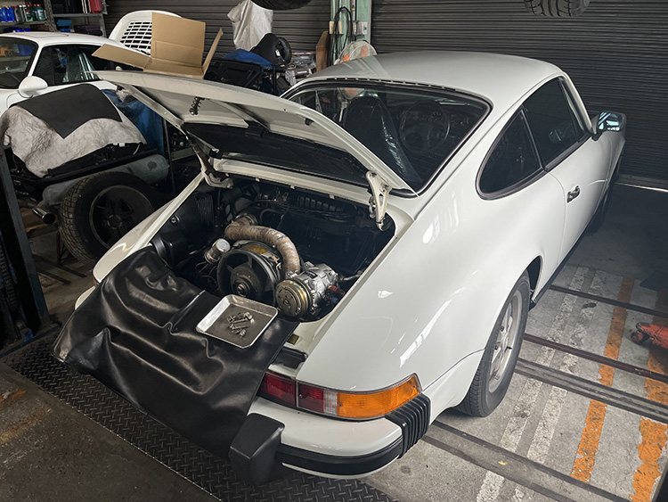 ポルシェ911 2.7整備作業