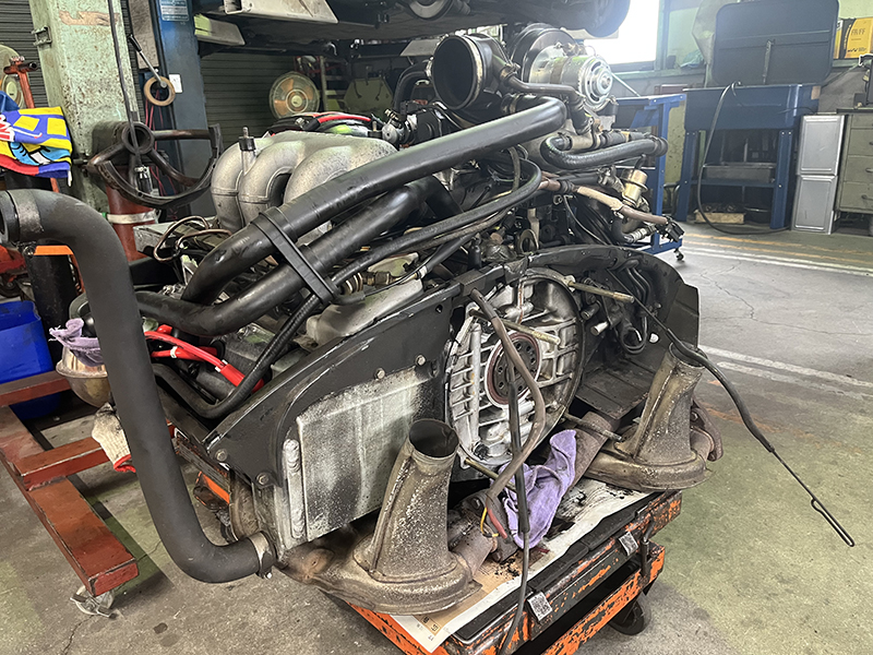 ポルシェ930エンジン脱着作業