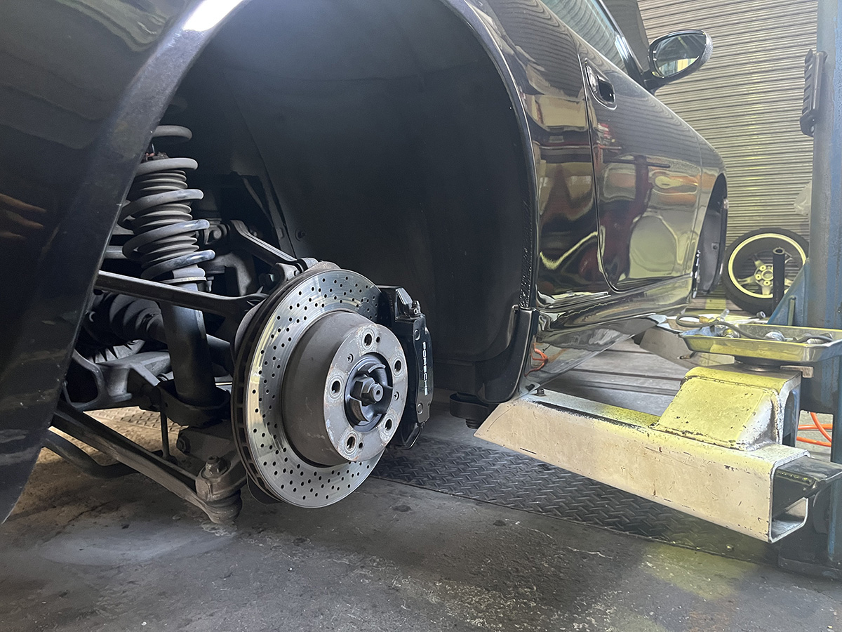 ポルシェ996ブレーキパッド交換作業