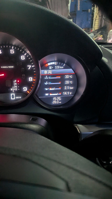 ポルシェ981ケイマン電圧計