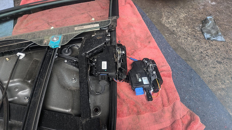 ポルシェカイエン ドアロックアクチュエーター取付作業