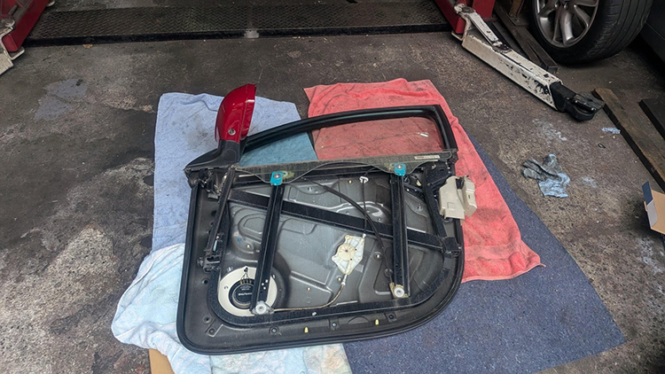 ポルシェカイエン ドアロックアクチュエーター交換