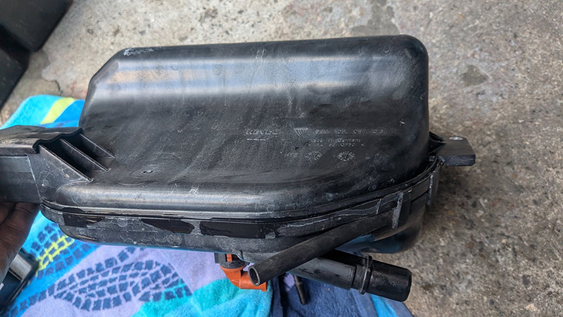 ポルシェ991リザーバタンクの水漏れ箇所