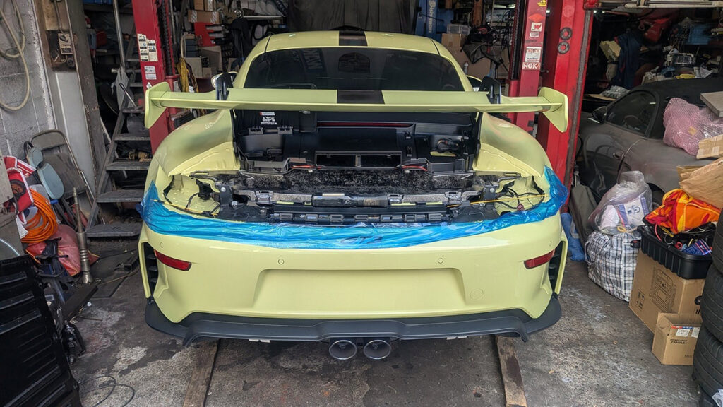 ポルシェ992.2GT3 可変バルブマフラーコントローラー取付作業画像