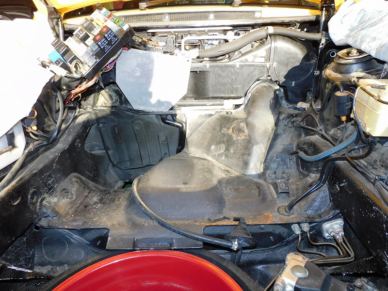 ポルシェ964燃料タンクを外した画像