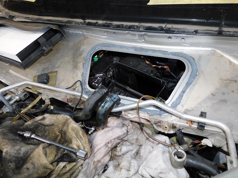 ポルシェ996ヒーターコアからの冷却水漏れ