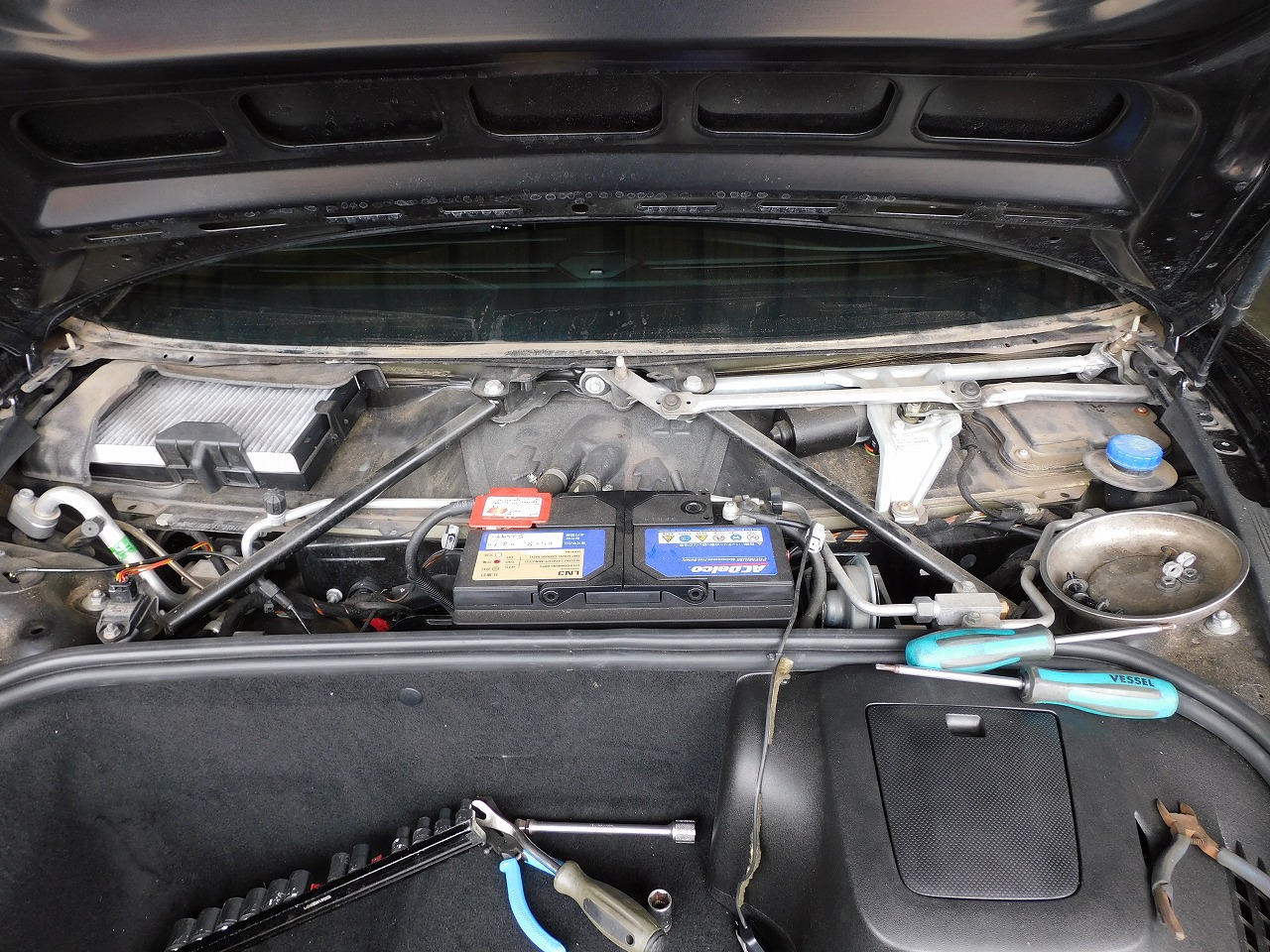 ポルシェ997フロントボンネットを開いた画像