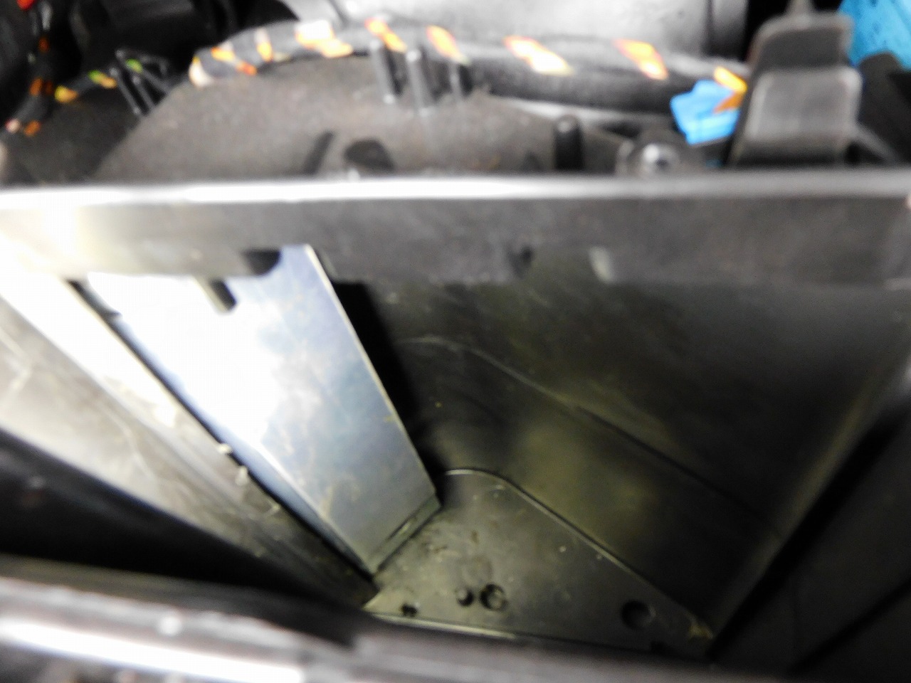 ポルシェ997 エアコン吹き出し口スポンジ対策用プレート装着