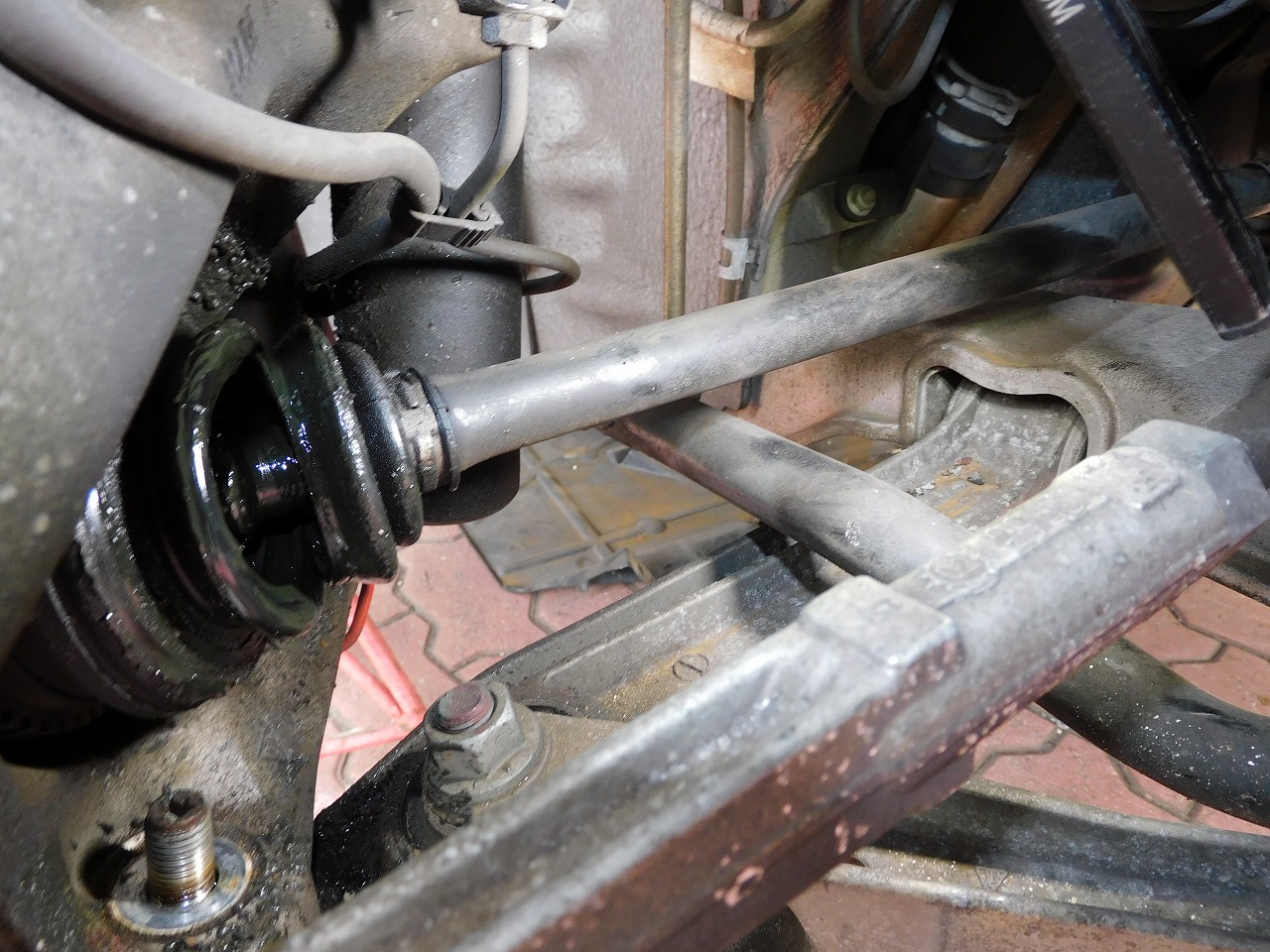 ポルシェマカン ドライブシャフトブーツの切れ