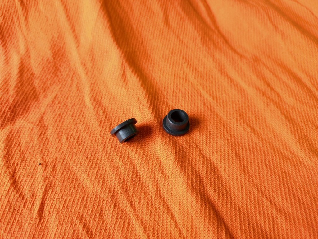 ポルシェ911 3.2カレラのアクセルペダル裏リンクレバーのシャフトブッシュ