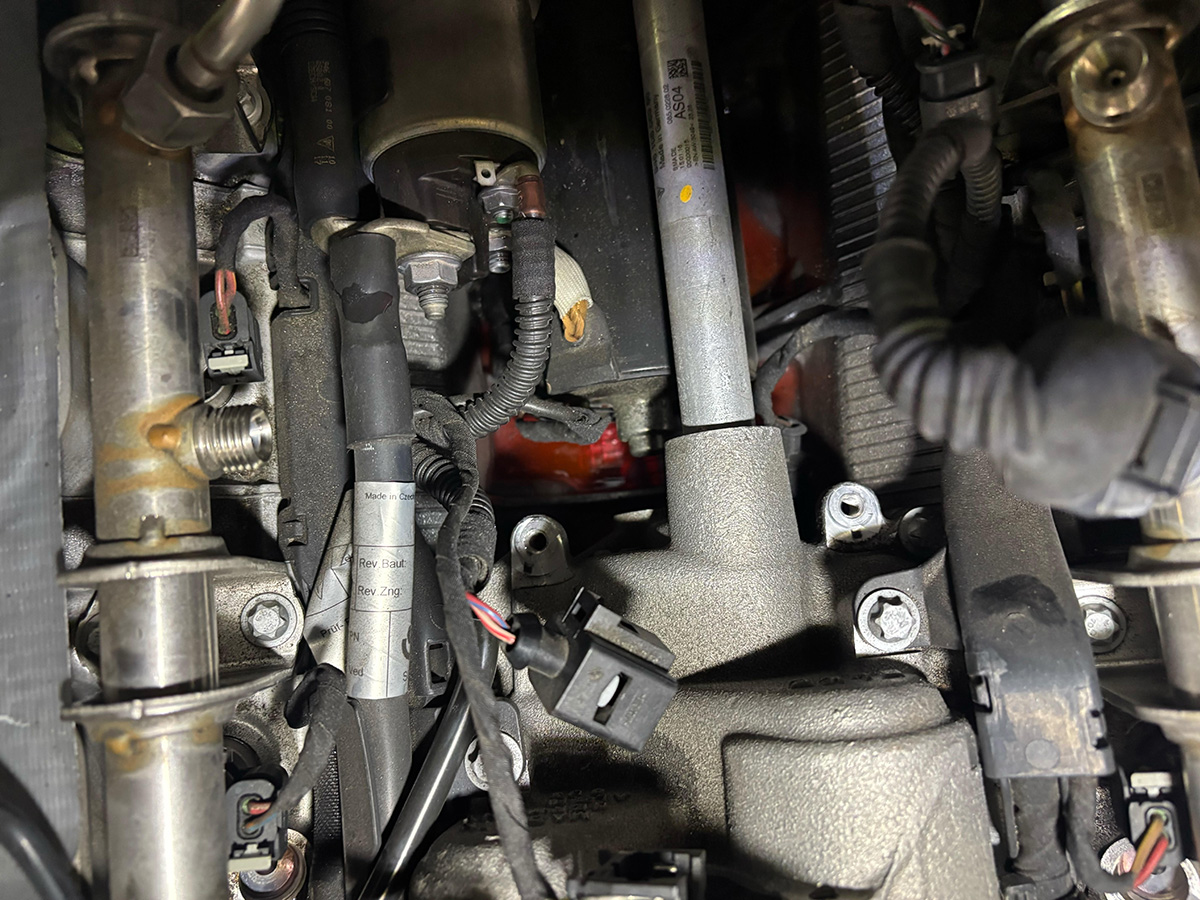 ポルシェマカン冷却水漏れ修理作業画像 高木モータース