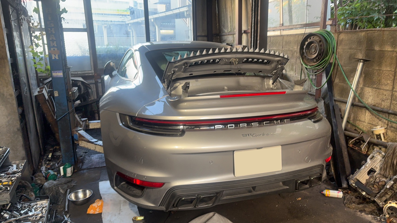 ポルシェ992ターボS 修理工場入庫