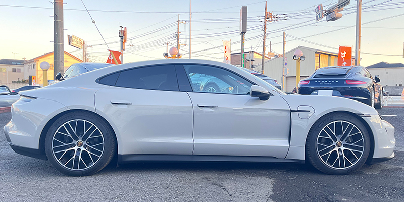 ポルシェタイカンベースモデル中古車の横画像