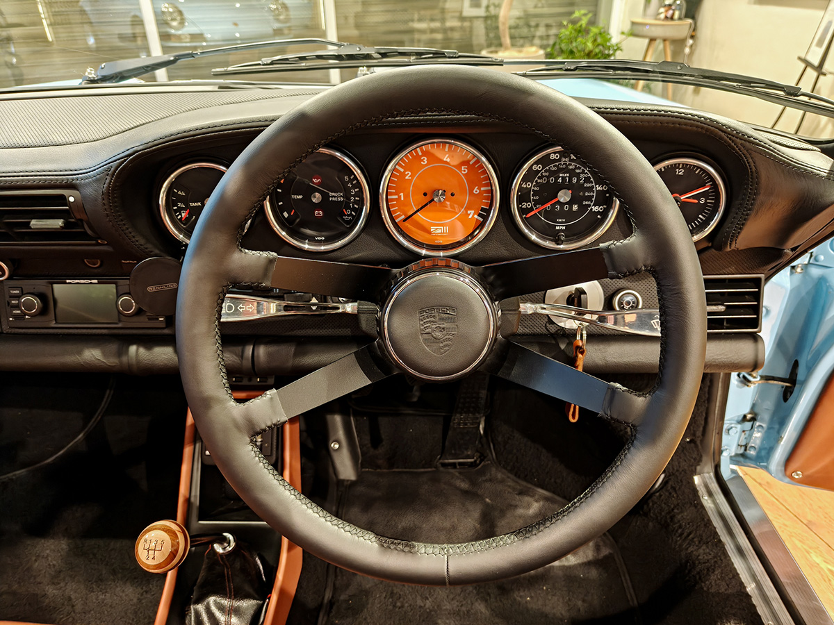 ポルシェ911Targa RENNSPORTレストモッドオレンジメーター